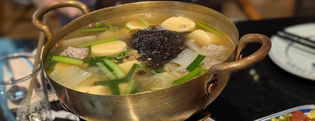 Viajes de idiomas en Tailandia Bangkok con LISA! – comida, cultura y experiencias culinarias Sopa tailandesa en Bangkok Tailandia durante un viaje de idiomas con LISA! mostrando la cocina tradicional