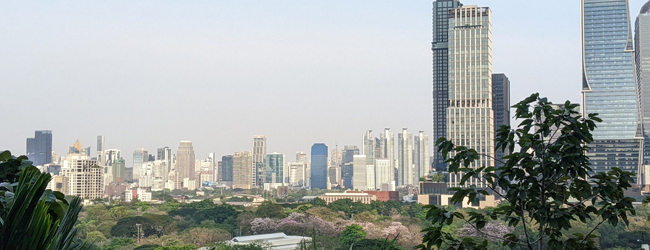 Viajes de idiomas en Tailandia Bangkok con LISA! – skyline, vida urbana y espacios verdes Horizonte de Bangkok Tailandia con parque durante un viaje de idiomas con LISA! mostrando ciudad moderna y naturaleza