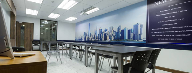 Aula en la escuela de idiomas en Bangkok Vista de un aula con mesas y sillas en la escuela de idiomas en Bangkok