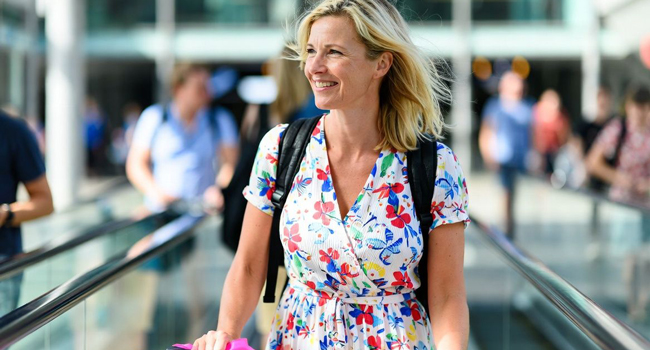 Participante femenina con maleta llegando a Bournemouth durante un viaje de idiomas con LISA! en Inglaterra