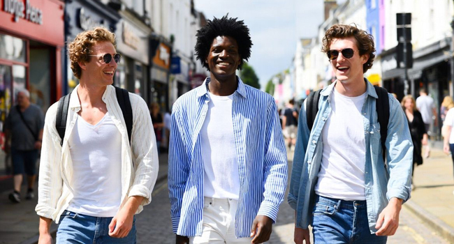  Tres participantes caminando por la ciudad en Bournemouth durante un viaje de idiomas con LISA! en Inglaterra
