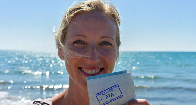  Participante adulta con documento de entrada ETA en Bournemouth durante un viaje de idiomas con LISA! en Inglaterra