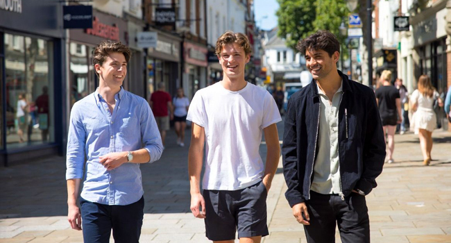 Viajes de idiomas en Inglaterra Bournemouth con LISA! – vida urbana, interacción y nuevas amistades Tres jóvenes adultos en Bournemouth Inglaterra durante un viaje de idiomas con LISA! explorando la ciudad juntos