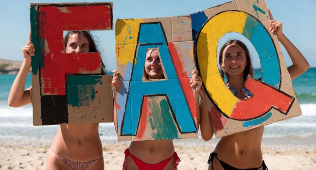 Preguntas frecuentes LISA! viajes de idiomas – respuestas a preguntas comunes Tres jóvenes en la playa sostienen carteles FAQ durante un viaje de idiomas con LISA!