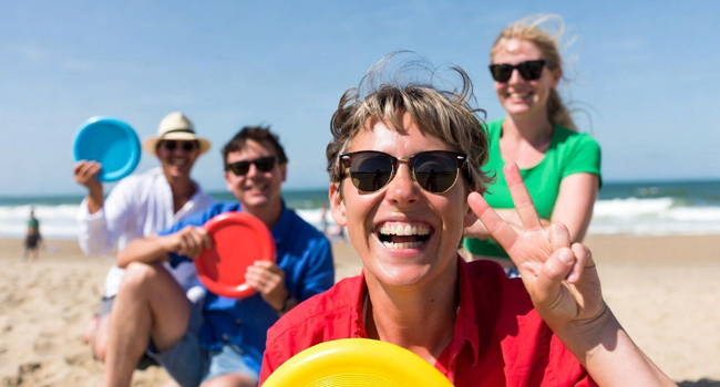 Viajes de idiomas en Inglaterra Bournemouth con LISA! – ocio, playa y actividades en grupo Adultos en la playa en Bournemouth Inglaterra durante un viaje de idiomas con LISA! jugando juntos y disfrutando del tiempo libre