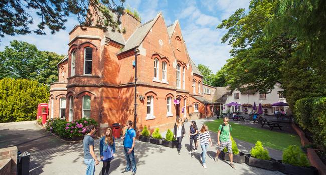 Viajes de idiomas en Inglaterra Bournemouth con LISA! – escuela, campus y ambiente internacional Escuela de idiomas en Bournemouth Inglaterra con participantes en el patio durante un viaje de idiomas con LISA!