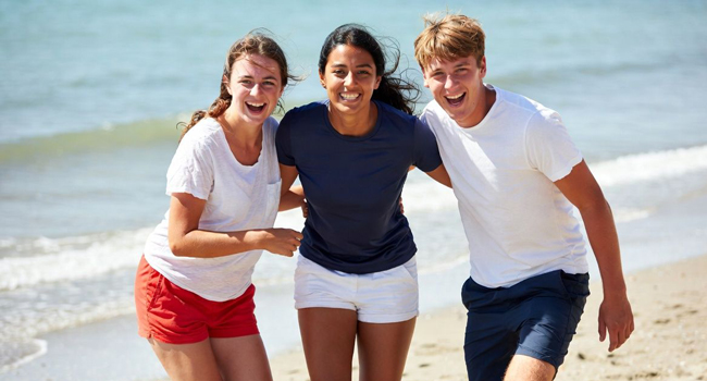 Viajes de idiomas para adultos en Inglaterra Bournemouth con LISA! – diversión, playa y comunidad Participantes adultos en la playa de Bournemouth disfrutando de un viaje de idiomas con LISA! en Inglaterra