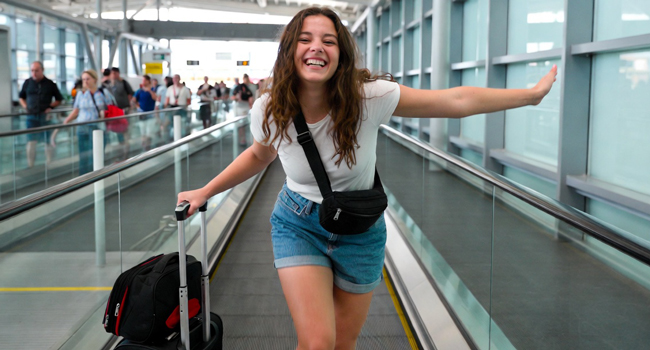 Viajes de idiomas para adultos en Inglaterra Bournemouth con LISA! – llegada y comienzo del curso Participante femenina con maleta llegando a Bournemouth durante un viaje de idiomas con LISA! en Inglaterra