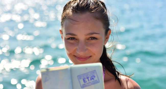 Viajes de idiomas para adultos en Inglaterra Bournemouth con LISA! – requisitos de entrada y ETA Participante femenina con documento de entrada ETA en Bournemouth durante un viaje de idiomas con LISA! en Inglaterra