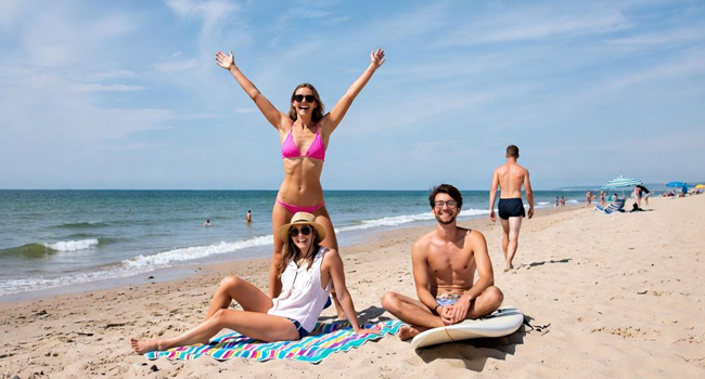 Viajes de idiomas para adultos en Inglaterra Bournemouth con LISA! – playa, diversión y descanso Participantes adultos relajándose en la playa de Bournemouth durante un viaje de idiomas con LISA! en Inglaterra