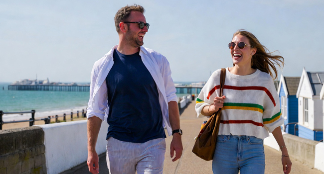 Viajes de idiomas para adultos en Inglaterra Bournemouth con LISA! – disfrutar de la ciudad y el mar Participantes adultos caminando junto al mar en Bournemouth durante un viaje de idiomas con LISA! en Inglaterra