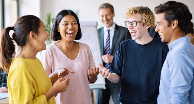 Viajes de idiomas para adultos en Inglaterra Bournemouth con LISA! – comunicación y aprendizaje en la escuela Participantes adultos conversando en la escuela de idiomas durante un viaje de idiomas con LISA! en Inglaterra Bournemouth