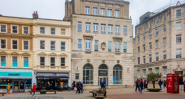 Viajes de idiomas para adultos en Inglaterra Bournemouth con LISA! – escuela de idiomas y lugar del curso Escuela de idiomas en Bournemouth durante un viaje de idiomas con LISA! en Inglaterra para adultos – edificio y entorno
