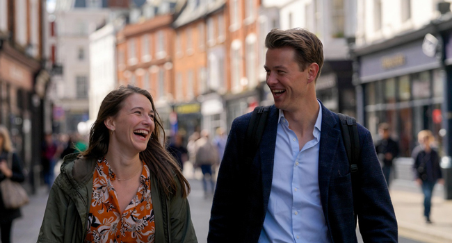 Viajes de idiomas para adultos en Inglaterra Brighton con LISA! – disfrute, ciudad y experiencias compartidas Participantes adultos paseando por Brighton disfrutando de un viaje de idiomas con LISA! en Inglaterra