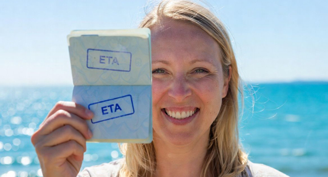 Viajes de idiomas para adultos en Inglaterra Brighton con LISA! – requisitos de entrada y ETA Participante adulta con documento de entrada ETA en Brighton durante un viaje de idiomas con LISA! en Inglaterra