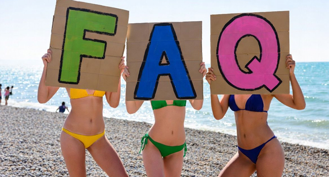 Preguntas frecuentes sobre viajes de idiomas en Inglaterra Brighton con LISA! – preguntas y respuestas Tres participantes en la playa de Brighton sostienen carteles FAQ durante un viaje de idiomas con LISA! en Inglaterra