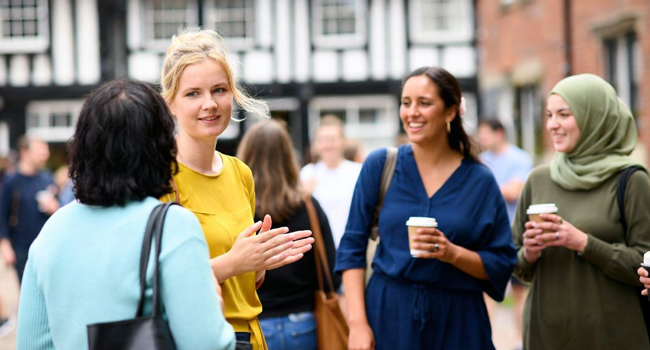 Viajes de idiomas para adultos en Inglaterra Brighton con LISA! – comunicación e intercambio internacional Participantes adultos conversando en Brighton durante un viaje de idiomas con LISA! en Inglaterra