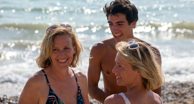 Viajes de idiomas para adultos en Inglaterra Brighton con LISA! – baño, ocio y mar Participantes adultos en la playa de Brighton disfrutando del mar durante un viaje de idiomas con LISA! en Inglaterra