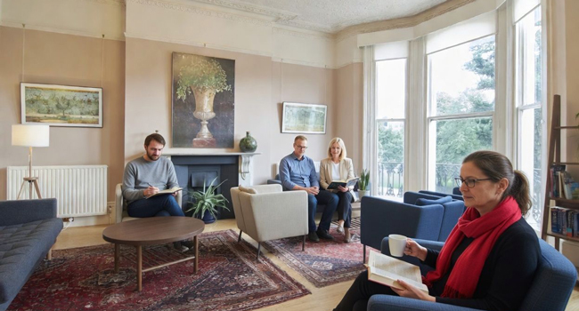 Viajes de idiomas para adultos en Inglaterra Brighton con LISA! – pausas relajantes en la escuela de idiomas Participantes adultos relajándose en la sala de la escuela durante un viaje de idiomas con LISA! en Inglaterra Brighton