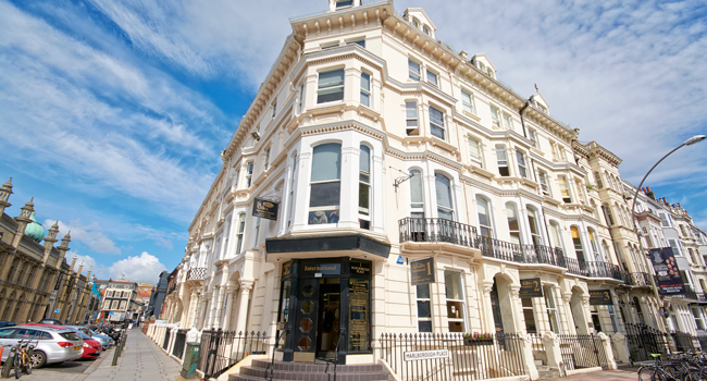 Viajes de idiomas para adultos en Inglaterra Brighton con LISA! – escuela de idiomas y lugar del curso Escuela de idiomas en Brighton durante un viaje de idiomas con LISA! en Inglaterra para adultos – edificio de la escuela