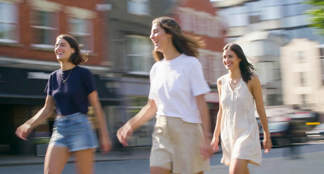  Tres participantes caminando por Brighton durante un viaje de idiomas con LISA! para adultos en Inglaterra