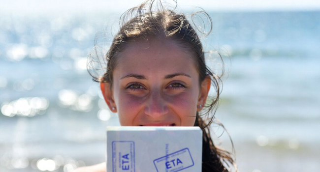  Participante femenina con documento de entrada ETA en la playa de Brighton durante un viaje de idiomas con LISA! en Inglaterra