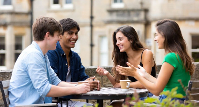 Participantes adultos conversando en un café en Brighton durante un viaje de idiomas con LISA! en Inglaterra