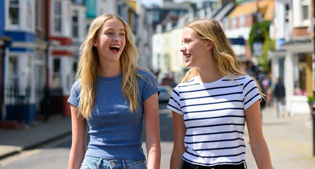  Dos participantes caminando por Brighton durante un viaje de idiomas con LISA! en Inglaterra