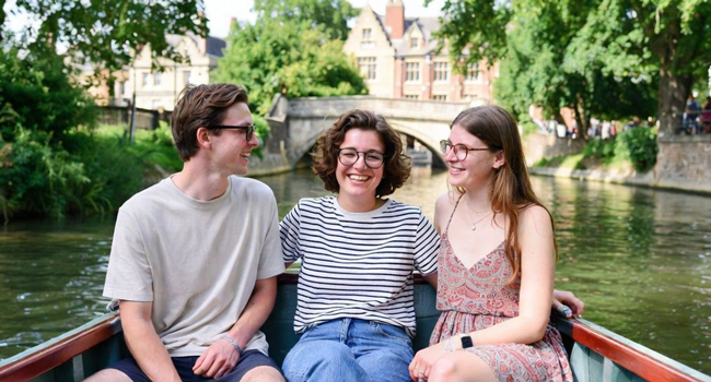 Viajes de idiomas en Inglaterra Cambridge City con LISA! – ocio, paseos en barco y experiencias únicas Adultos participantes de un viaje de idiomas con LISA! en Cambridge City Inglaterra disfrutando de un paseo en barco por el río