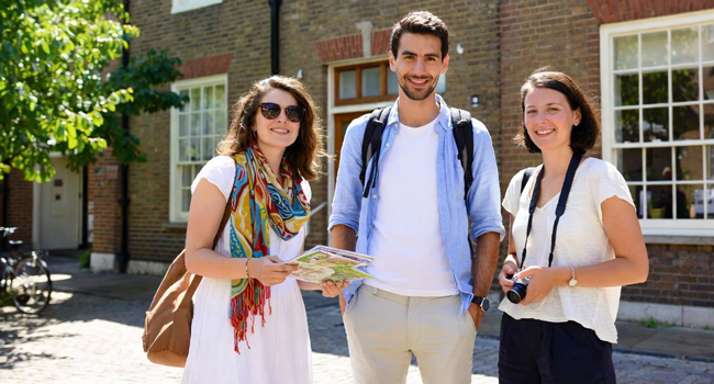 Viajes de idiomas en Inglaterra Cambridge City con LISA! – razones para estudiar y experiencias inolvidables Adultos participantes de un viaje de idiomas con LISA! en Cambridge City Inglaterra con un mapa explorando la zona juntos