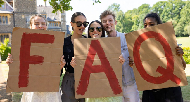 Preguntas frecuentes LISA! viajes de idiomas – respuestas sobre estudiar en Cambridge Adultos participantes de un viaje de idiomas con LISA! en Cambridge City Inglaterra sostienen letras FAQ en un parque