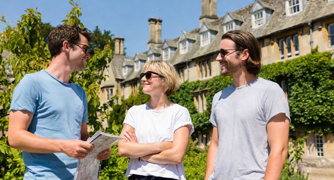 Viajes de idiomas en Inglaterra Cambridge City con LISA! – orientación, excursiones e ideas de viaje Adultos en Cambridge City Inglaterra con un mapa durante un viaje de idiomas con LISA! explorando la zona juntos