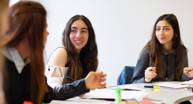 Viajes de idiomas en Inglaterra Cambridge City con LISA! – curso, aprendizaje y clases interactivas Adultos en curso de inglés en Cambridge City Inglaterra durante un viaje de idiomas con LISA! aprendiendo juntos e interactuando