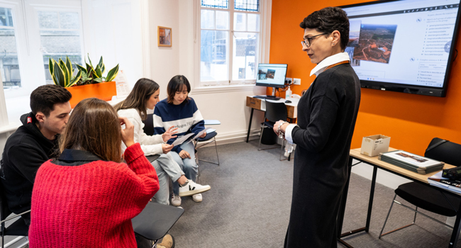 Viajes de idiomas en Inglaterra Cambridge City con LISA! – escuela, clases y aprendizaje moderno Adultos en clase de inglés en Cambridge City Inglaterra durante un viaje de idiomas con LISA! con profesor en el aula