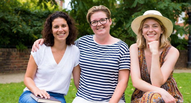 Viajes de idiomas en Inglaterra Cambridge City con LISA! – participantes, ocio y momentos de relax Adultas participantes de un viaje de idiomas con LISA! en Cambridge City Inglaterra sentadas en un parque disfrutando del tiempo juntas