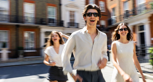 Adultos en Londres Inglaterra durante un viaje de idiomas con LISA! disfrutando de la ciudad juntos y divirtiéndose