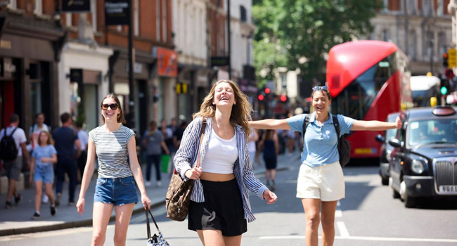  Adultos haciendo turismo en Londres Inglaterra durante un viaje de idiomas con LISA! disfrutando de la ciudad y su tiempo libre