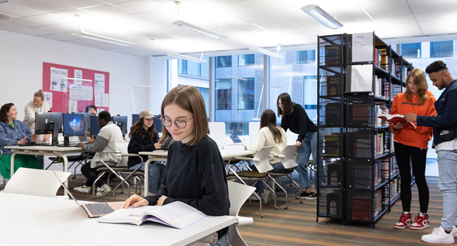 Viajes de idiomas en Inglaterra Londres con LISA! – aprendizaje, biblioteca y equipamiento moderno Adultos estudiando inglés en Londres Inglaterra durante un viaje de idiomas con LISA! en una biblioteca moderna con ordenadores