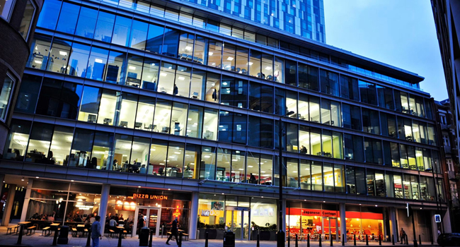  Escuela de idiomas para adultos en Londres Inglaterra en un edificio moderno durante un viaje de idiomas con LISA!