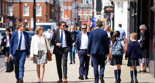 Personas en la calle en Londres Inglaterra durante un viaje de idiomas con LISA! viviendo la vida cotidiana de la ciudad