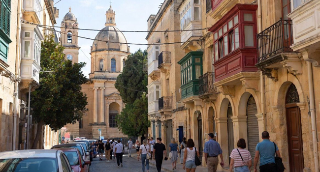  Adultos explorando calles históricas en Malta durante unas vacaciones educativas 30 Plus con LISA! mientras aprenden inglés en un ambiente mediterráneo