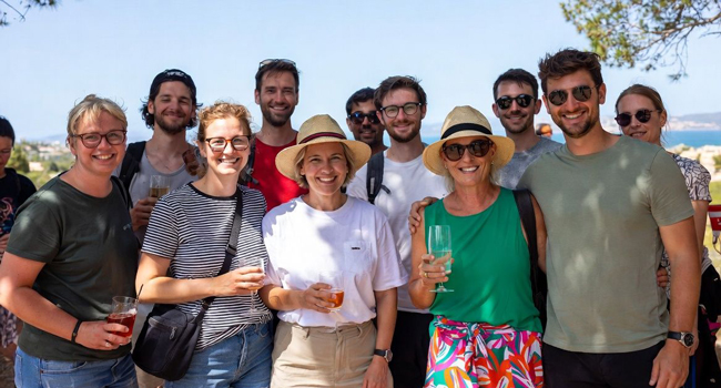  Adultos disfrutando juntos en Malta durante unas vacaciones educativas con LISA! viviendo un ambiente internacional y aprendiendo inglés