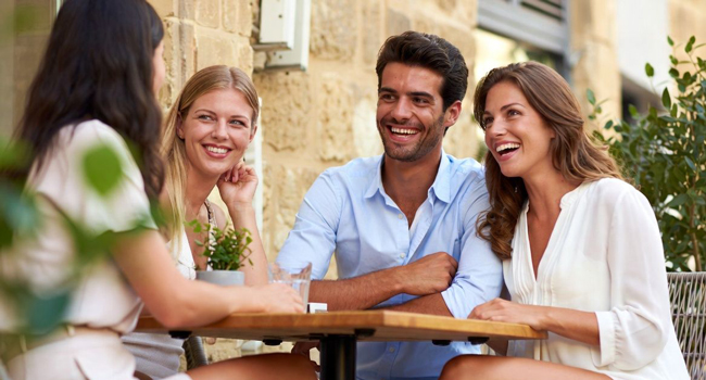 Adultos en Malta Sliema durante unas vacaciones educativas 30 Plus con LISA! aprendiendo inglés en un ambiente internacional de grupo