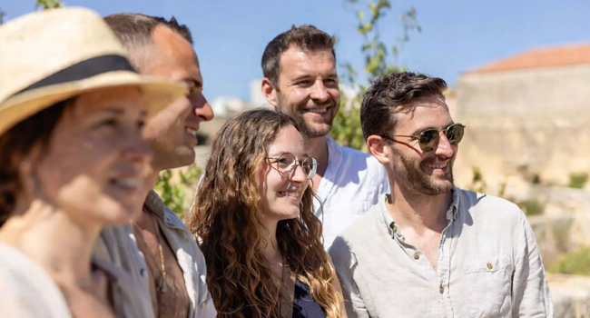 Adultos disfrutando del sol en Malta durante unas vacaciones educativas con LISA! viviendo un ambiente internacional y aprendiendo inglés