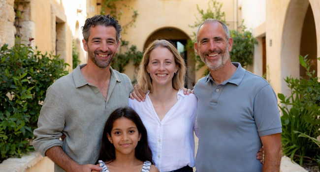 Adultos con familia anfitriona en Malta durante unas vacaciones educativas con LISA! viviendo intercambio cultural y practicando inglés en la vida cotidiana