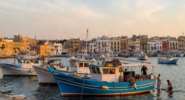 Tres barcos por la mañana en Malta Sliema viajes de idiomas ambiente matutino