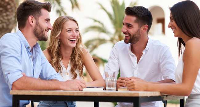 Viajes de idiomas en Malta para adultos con LISA! – aprendizaje e interacción en grupo internacional Participantes adultos aprendiendo juntos en conversación durante un viaje de idiomas con LISA! en Malta