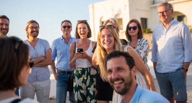 Participantes adultos en un viaje de idiomas para adultos en Malta durante el programa de actividades en Sliema al aire libre