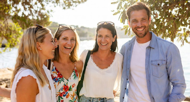 Viajes de idiomas en Malta para adultos en Sliema junto al mar Participantes adultos en un viaje de idiomas para adultos en Malta en Sliema junto al mar durante el tiempo libre