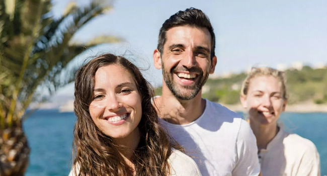 Participantes de un viaje de idiomas para adultos en Malta en Sliema frente a la costa junto al mar